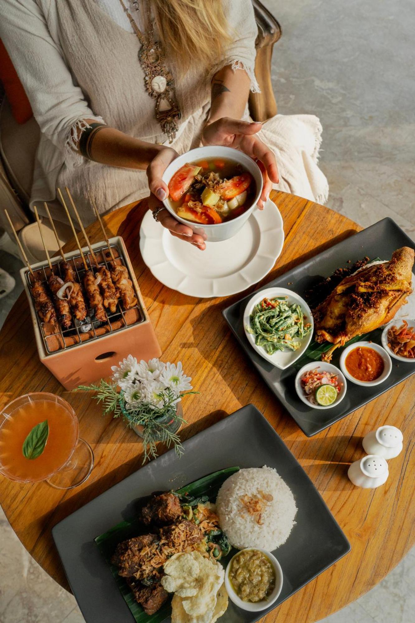 אובוד Goya Boutique Resort מראה חיצוני תמונה A selection of Indonesian cuisine