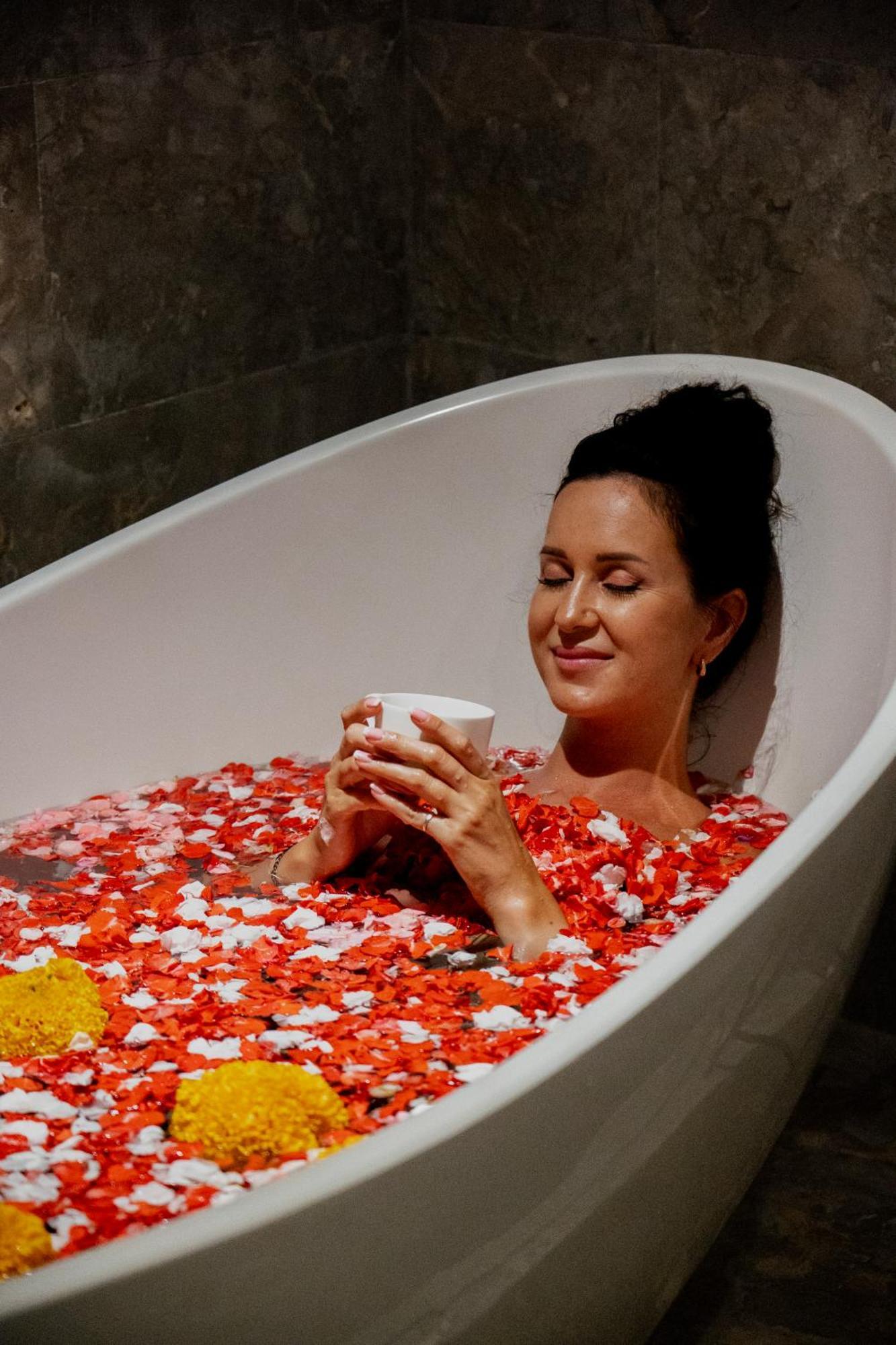אובוד Goya Boutique Resort מראה חיצוני תמונה A woman relaxing in a bathtub
