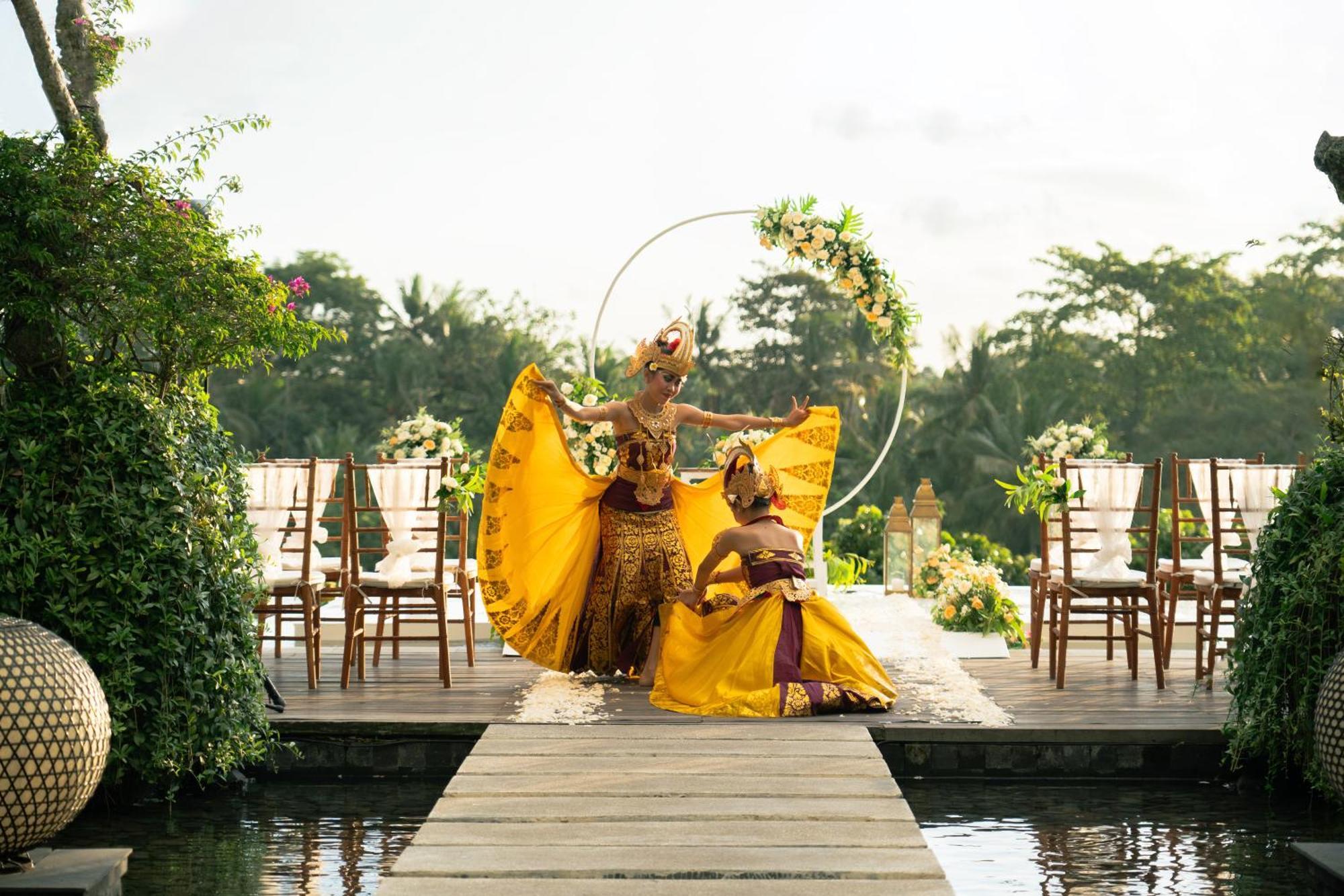 אובוד Goya Boutique Resort מראה חיצוני תמונה A traditional Javanese wedding ceremony